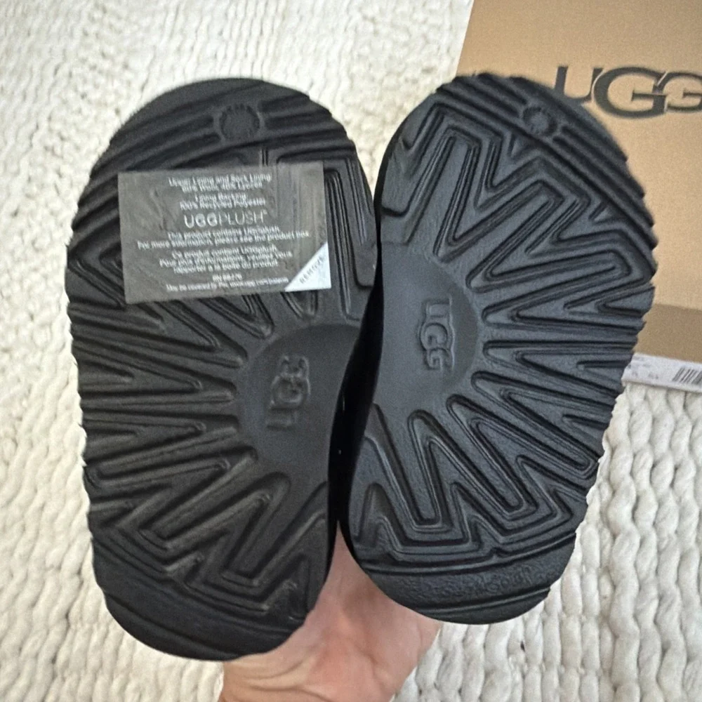 UGG Neumel II Solid Black Suede Toddler Kids Chukka Boots Shoes Size 6C